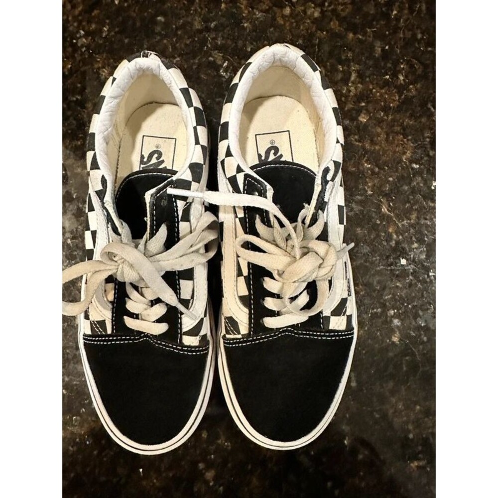 Van’s old school checkerboard black-white women’s size 6.5 men’s size 5 low top